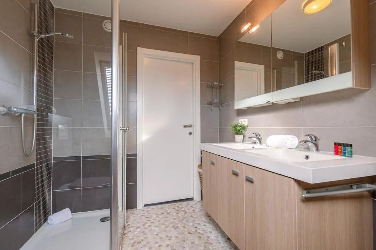 Апартаменты Superb Duplex In A Recently Finished Building, Very Centrally Located But Still Within Walking Distance Of The Sea And The Beach Остенде